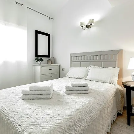 Lägenhet Three Bedroom With Private Patio And Barbecue *